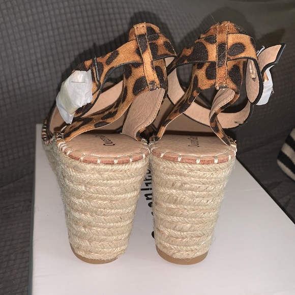 Queen George Size 10, Leopard espadrille wedges - Picture 3 of 6